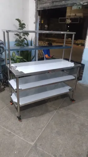 Mesa com duas prateleiras superior