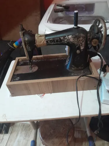 Estou vendedo maquina de costura da singer