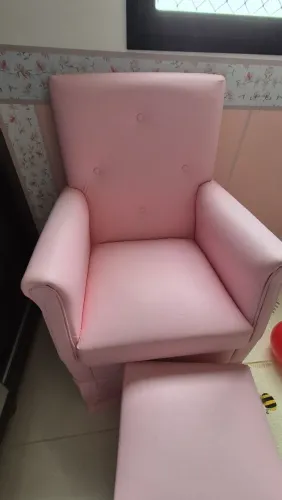 Poltrona amamentação com puff rosa bebê 