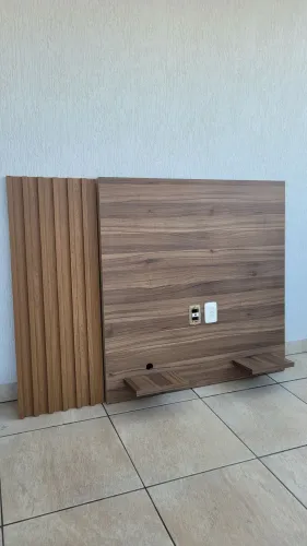 Painel para TV em MDF amadeirado com lateral em MDFripado