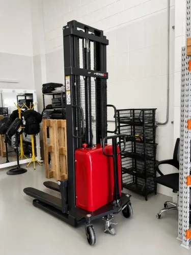 Empilhadeira Elétrica CBD 1.5T 1500kg Elevação 3,5m com Garfo Ajustável