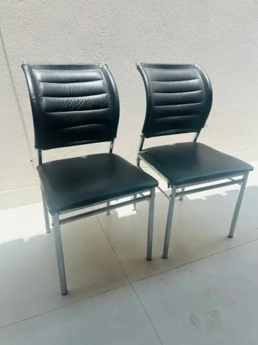 Oito cadeiras usadas em bom estado!! 