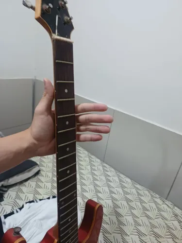 Guitarra Memphis MG-32, oxidada e precisa de ajuste no braço, parte elétrica ok.