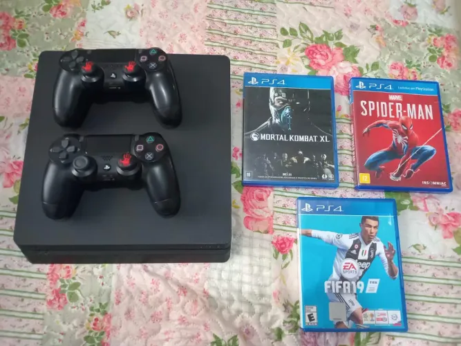 PS4 slim, 1 tera, com 2 controles e 3 jogos fisicos