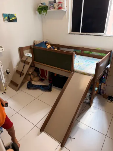 Cama de solteiro com escorregador