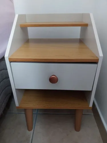 Mesa de cabeceira retrô
