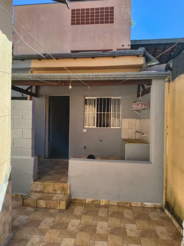 Aluga casa fundos 3 cômodos com área de serviço. Entrada não é independente. Sem garagem.