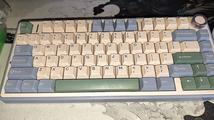 Teclado Aula F75 em excelente estado