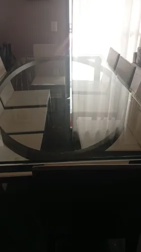 Mesa de jantar retangular, vidro madeira e alumínio, para oito lugares e cadeias .