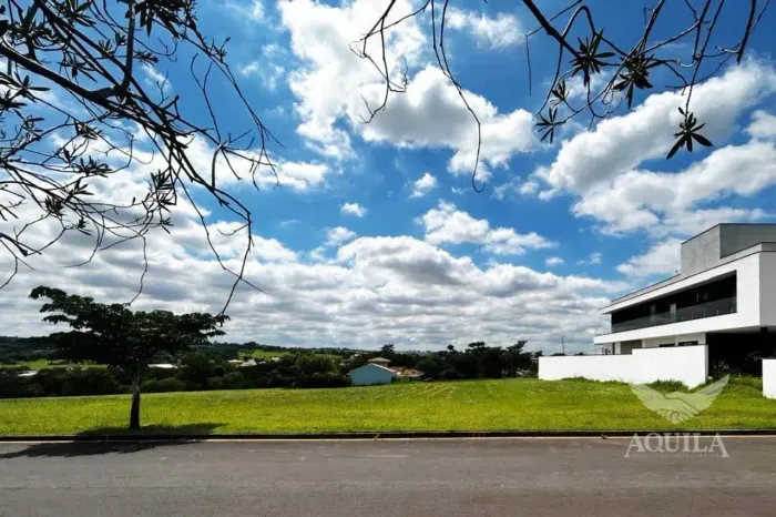 TERRENO PLANO COM 1100 m² NO CONDOMÍNIO SAINT CHARBEL - ARAÇOIABA DA SERRA