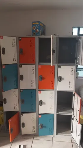 armário organizador de metal