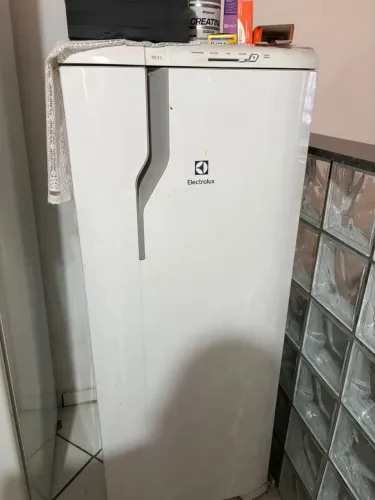 Geladeira Eletrolux 240L 1 ano de uso