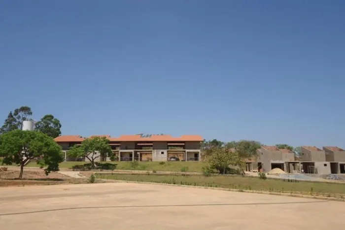 Terreno 34.500m² com 40 chalés, quadra, área de camping playground, vestiário ( todos inac