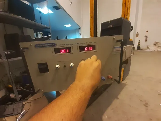 Fonte de alimentação digital variável (Em Rack 19)