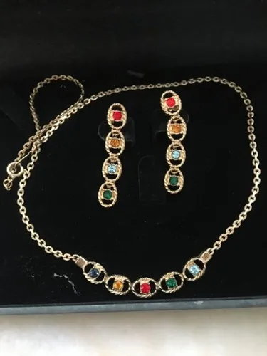 conjunto de brincos e colar super elegantes!