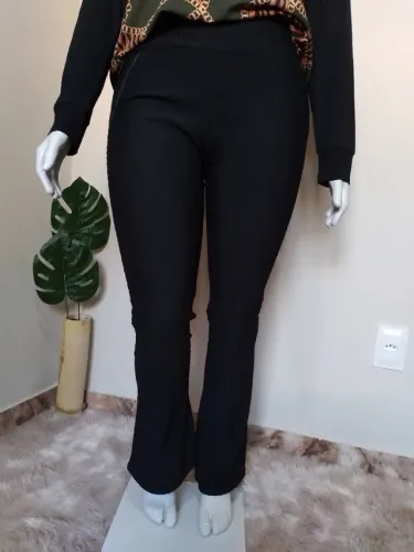 Calça feminina preta boca flare G