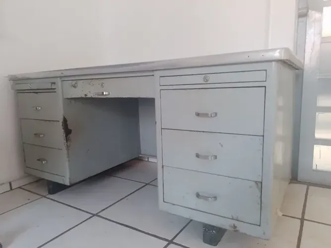 Mesa escritório escrivaninha em aço 7 gavetas