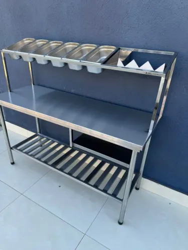 Mesa condimentadora com porta bisnagas inox 1.50 metros..