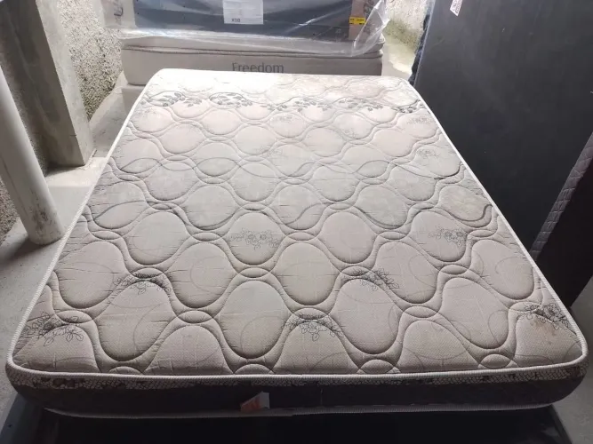 Vendo cama de casal padrao, colchão de molas e base Box