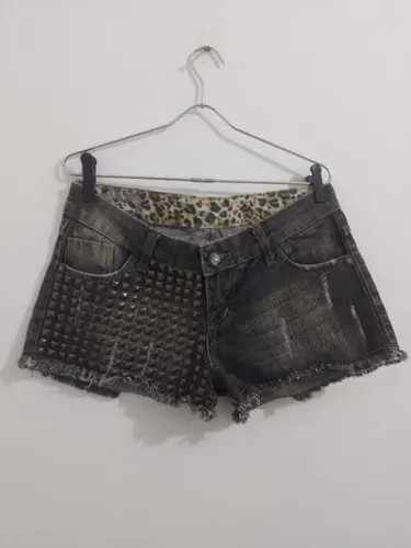 shortinho jeans com aplicação