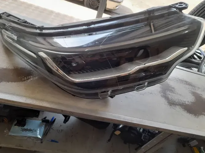 Farol da Fiat Strada lado direito.