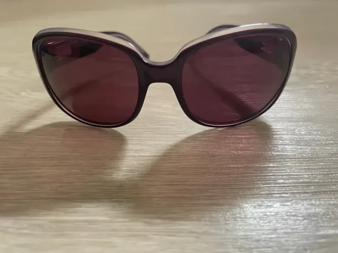 Óculos de sol feminino Guess em acetato roxo escuro