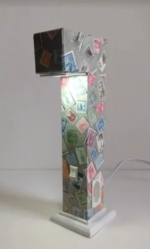Luminária de Mesa Vintage com Estampas de Selos
