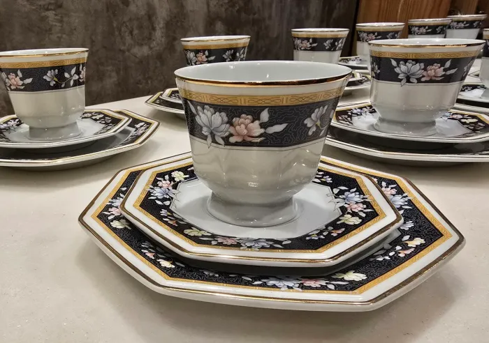 Jogo de chá e sobremesa de porcelana Schmidt | 12 xícaras + 12 pires + 12 pratos sobremesa