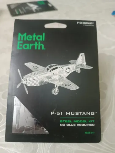 Kit de montagem de modelo de aço 3D do P-51 Mustang, Metal Earth, da Fascinations.