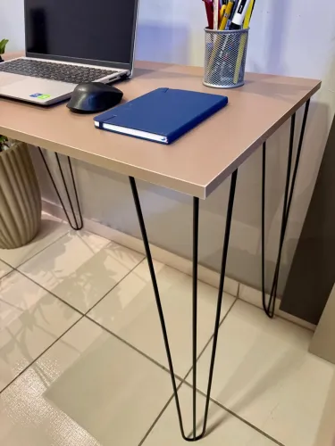 Mesa de Escritório com Pés de Metal