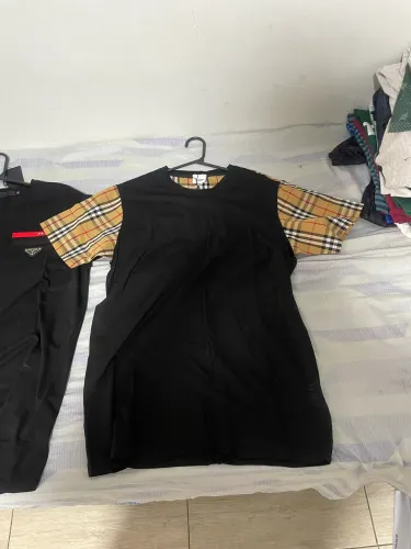Uma camisa burberry e uma prada na etiqueta! 