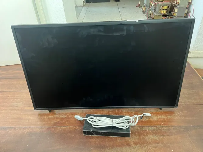 TV QLED SAMSUNG QN32LSO3 quebrada 