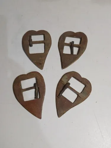 Lote com quatro fivelas em metal amarelo em formato de coração 