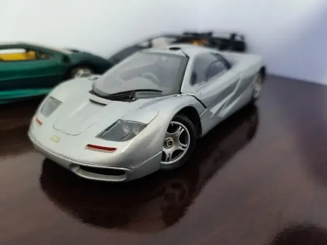 Miniatura Maisto McLaren F1 1993 - Escala 1:18 - Ícone da Velocidade e Engenharia