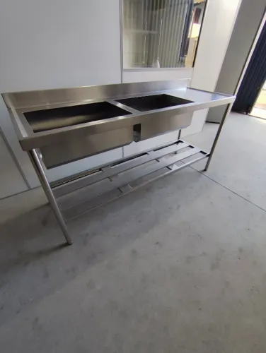 Pia industrial 1,80m com tampo reforçado 20# - Fabricada em aço inox