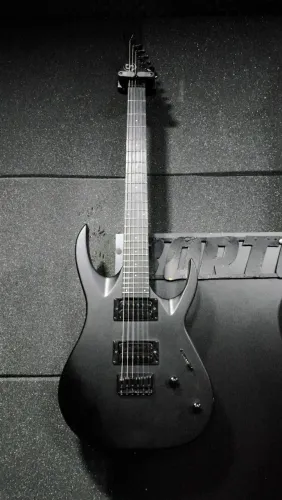 Guitarra S by solar preta fosca, toda original