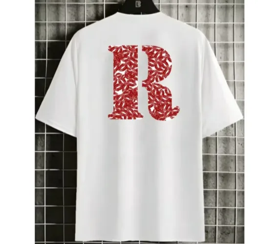 Camiseta Branca com Inicial R Decorada