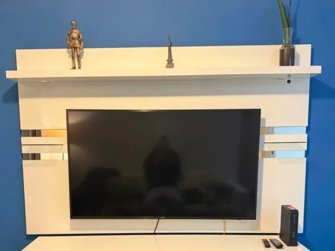 Painel de Parede para TV com Prateleiras
