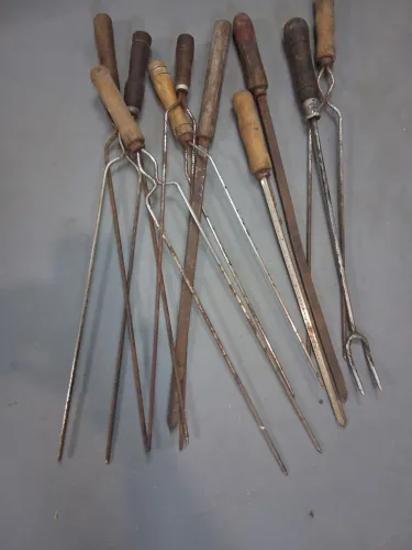 Espetos e um para assar costela de fogo de chão 