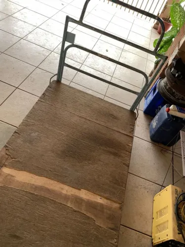 Carrinho de mão de madeira,ele bm grande ótimo para transportar material pesado