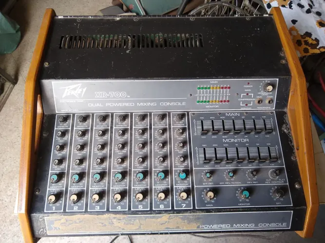 Peavey XR 700 Dual Powered Mixing Console Antigus