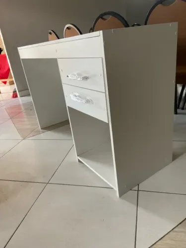 Escrivaninha branca com 2 gavetas
