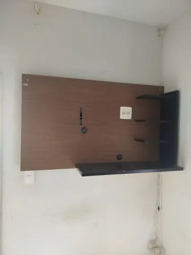Painel para TV com prateleiras e nichos