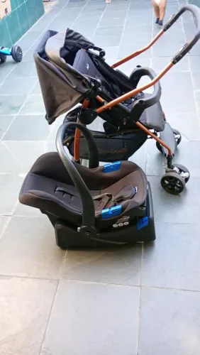 Carrinho com bebê conforto e base Burigotto Rio K