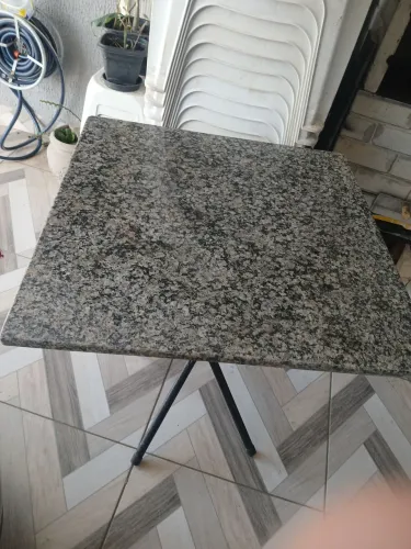 Mesa com tampo de granito