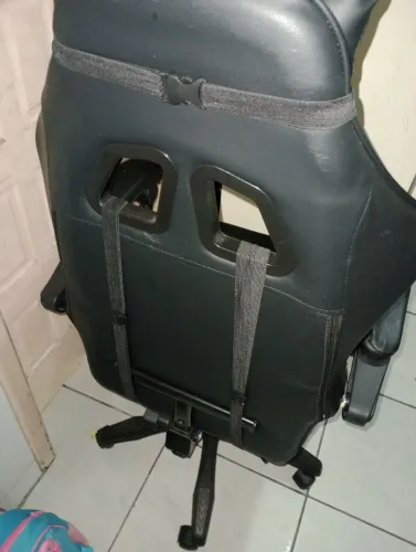 Vendo cadeira gamer pouca usado só tem um raspadinho já estava desse jeito quando comprei