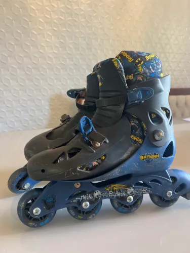 Patins do Batman usado em muito bom estado com capacete,joalheiras e cotoveleiras 