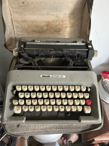 Máquina de escrever Olivetti Lettera 35