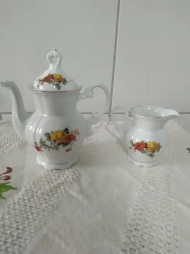 Bule e cremeira de porcelana Real.