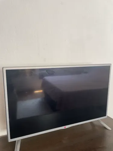 TElEVISÃO 32 polegadas! Não é smart mas é só instalar o dispositivo que ela vira uma!